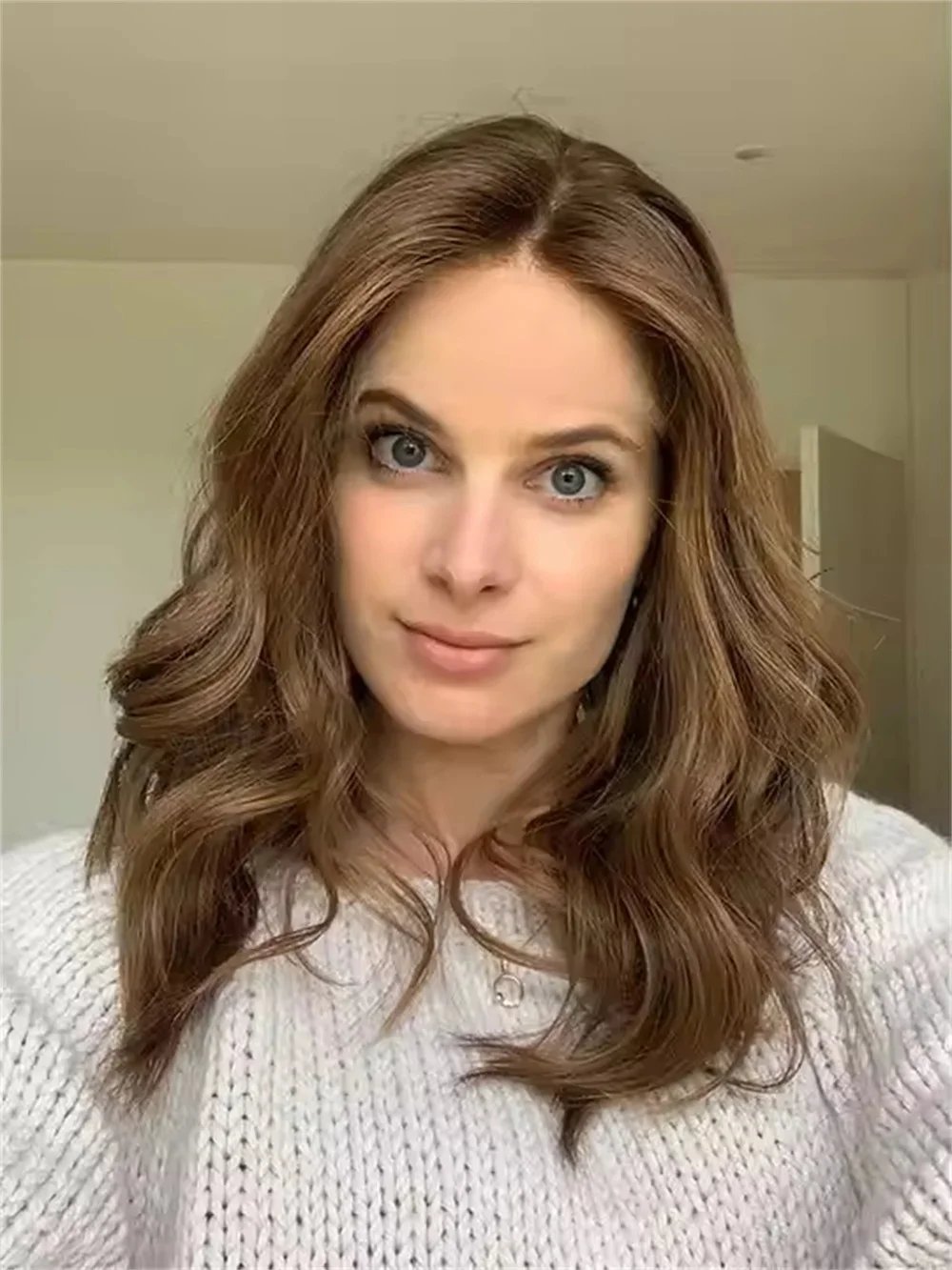 Medium Chestnut Brown With Blonde Highlight Synthetic Lace Wigs Brunette Realistic Look Natural Hairline Glueless Wigs 22" Party