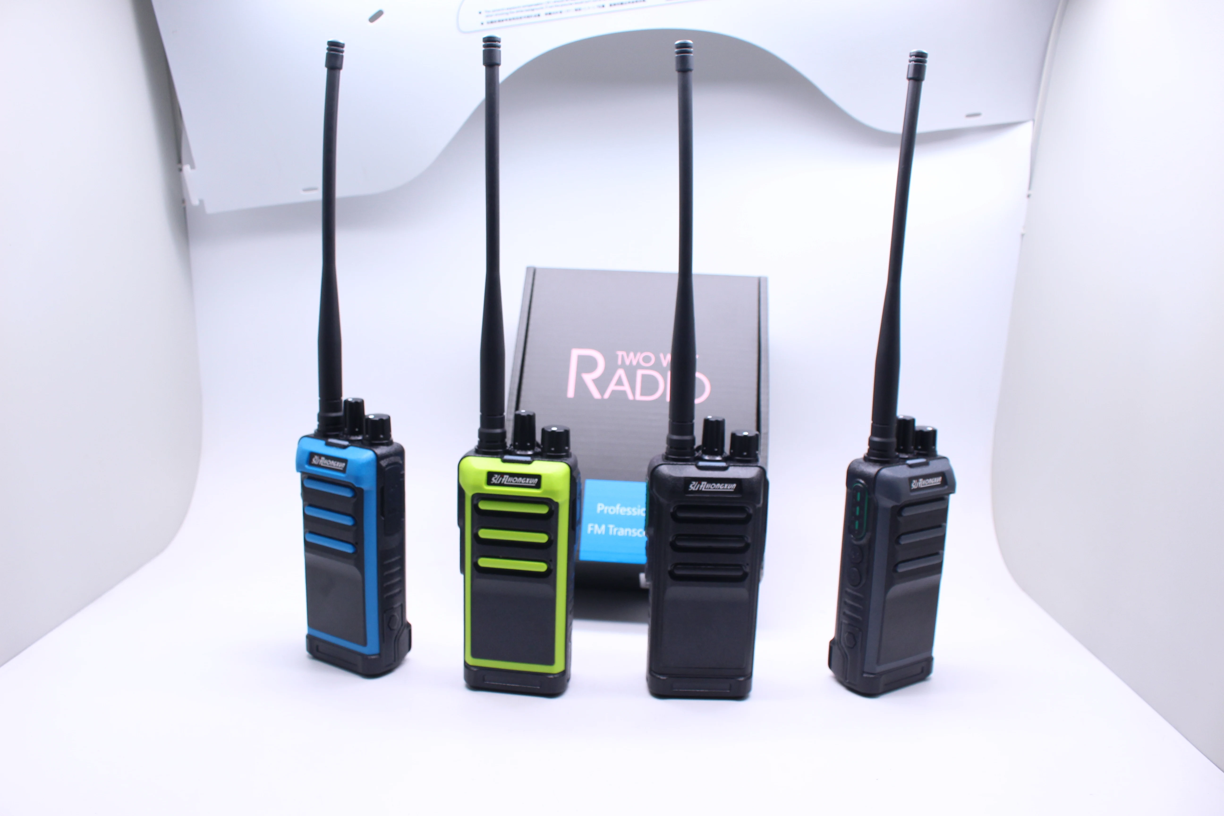 يدعم جهاز الاتصال اللاسلكي المحمول HX GT-8 UHF يتميز بشاشة ملونة مدمجة ويقدم شحن من النوع C وشحن مهد