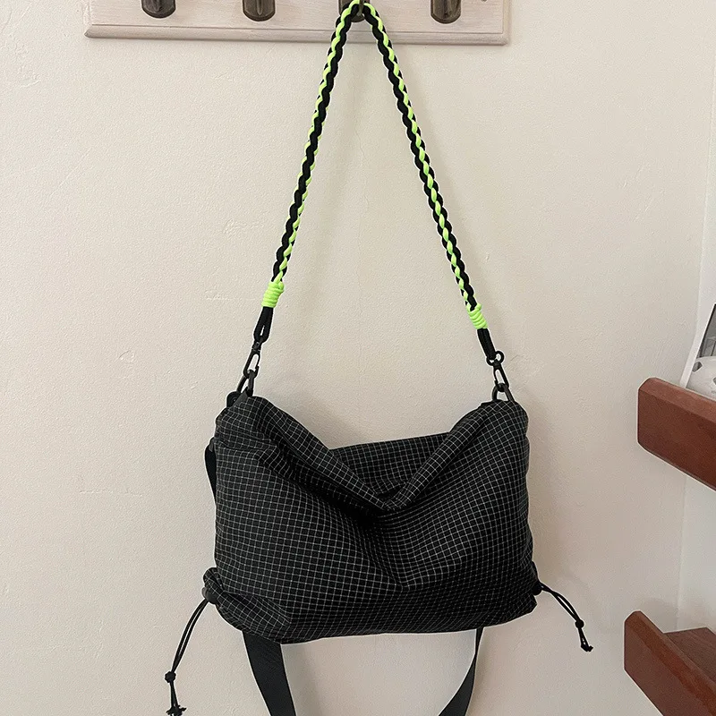 Tragetasche, einzigartig, sehr attraktive Tasche, Damen-Relax-Tasche mit großem Fassungsvermögen, lässige karierte Pendeltasche, Umhängetasche.