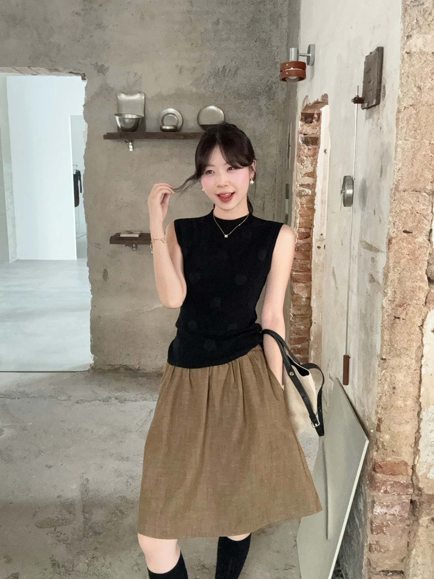 

Комплект Chuqing: Модный вязаный жилет без рукавов и юбка А-силуэта с поясом, цвет хаки, весна