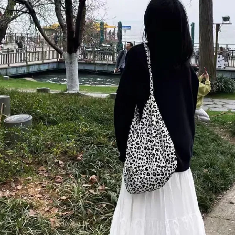 Bolso bandolera pequeño y moderno con estampado de leopardo japonés y coreano, bolso de lona de un solo hombro para estudiante