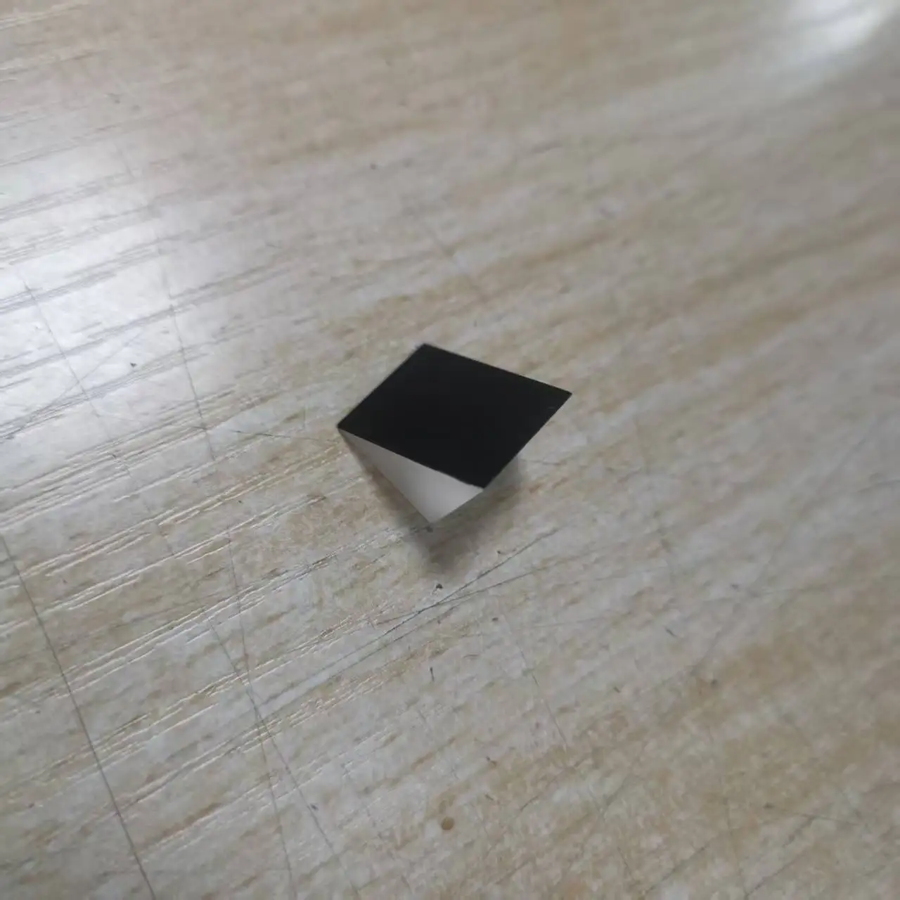

12.7Right-angle optical K9 glass reflective prism is black with 45-degree internal reflection and two right-angle surfaces are c