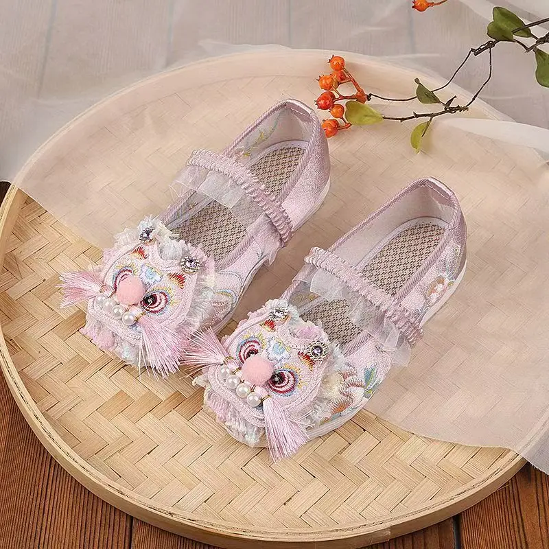 2026 New Girls Embroidered Tiger Toe Shoes Ethnic Style Soft sole Shallow slip On Flat sole Hanfu Shoes Performance Shoes