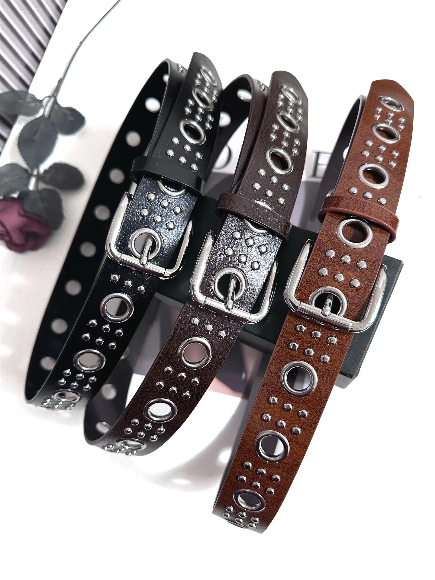 cinto-feminino-punk-com-rebites-vazados-moderno-e-versatil-sem-furos-cinto-de-metal-para-cintura-com-design-decorativo-para-jeans