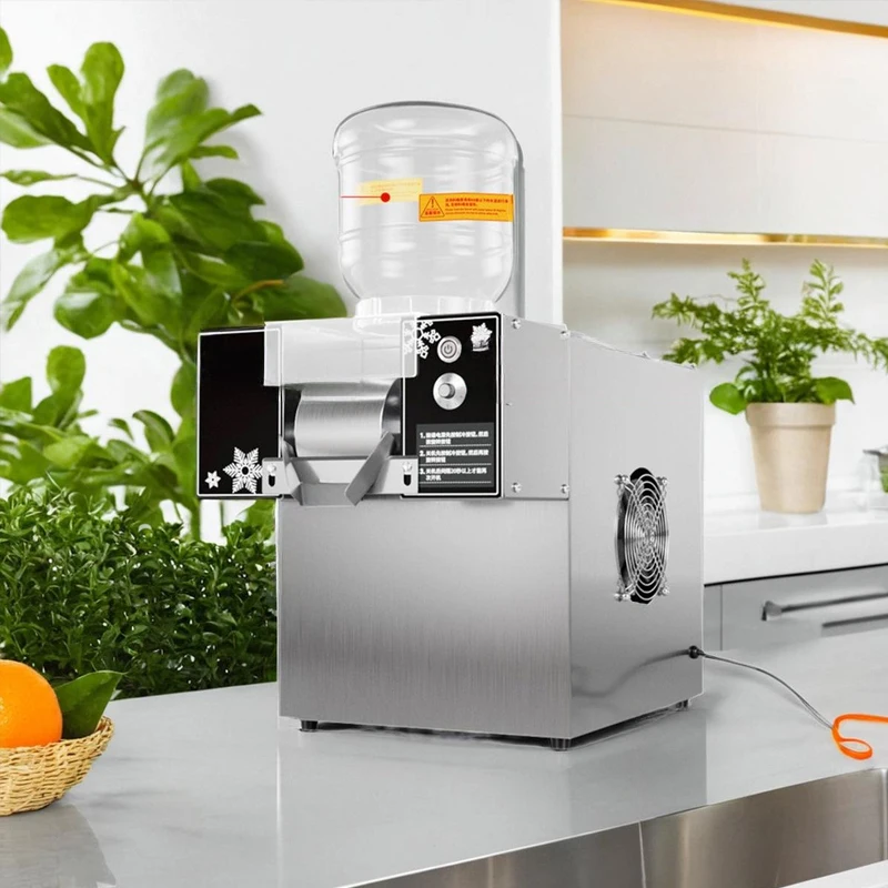 Macchina per fiocchi di neve in acciaio inossidabile Macchina per coni di neve commerciale Macchina per frullato al sapore di fragole multifunzionale per ghiaccio rasato