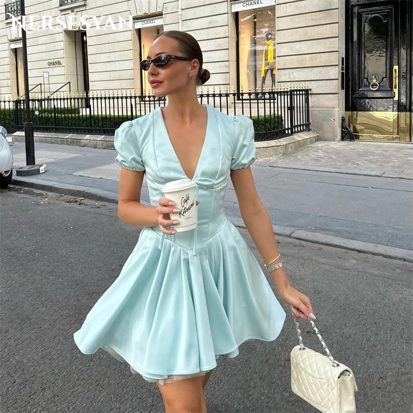 

Nersesyan Роскошные небесно-голубые платья для выпускного вечера с короткими рукавами и складками с v-образным вырезом Мини-выпускные вечерние платья Летнее платье для гостей 2025 по индивидуальному заказу