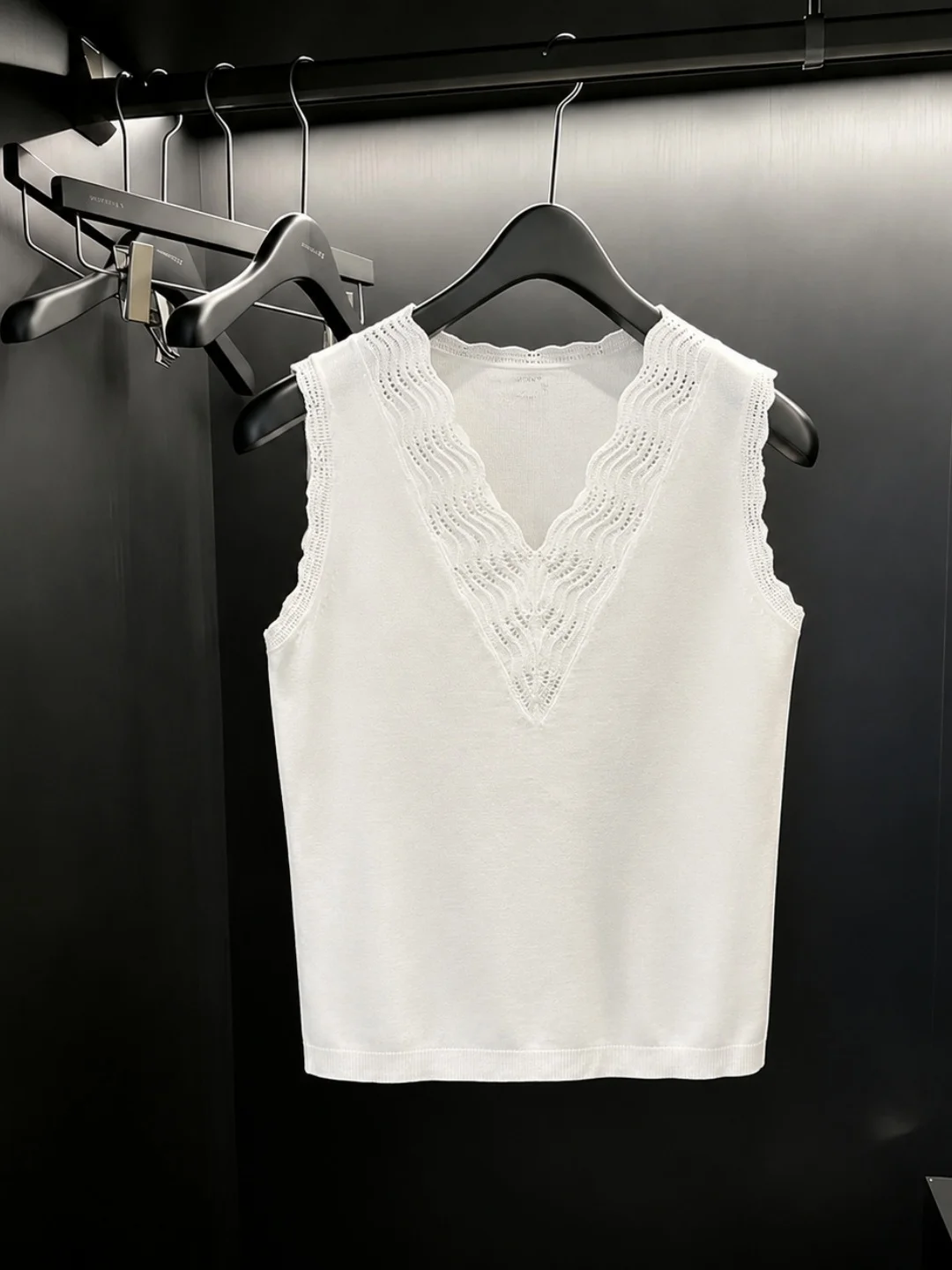 

V-Neck Hollow Knitted Vest Summer Casual Sleeveless Design Sense Soft And Stylish Top for Women Korean Style Straight Cut
