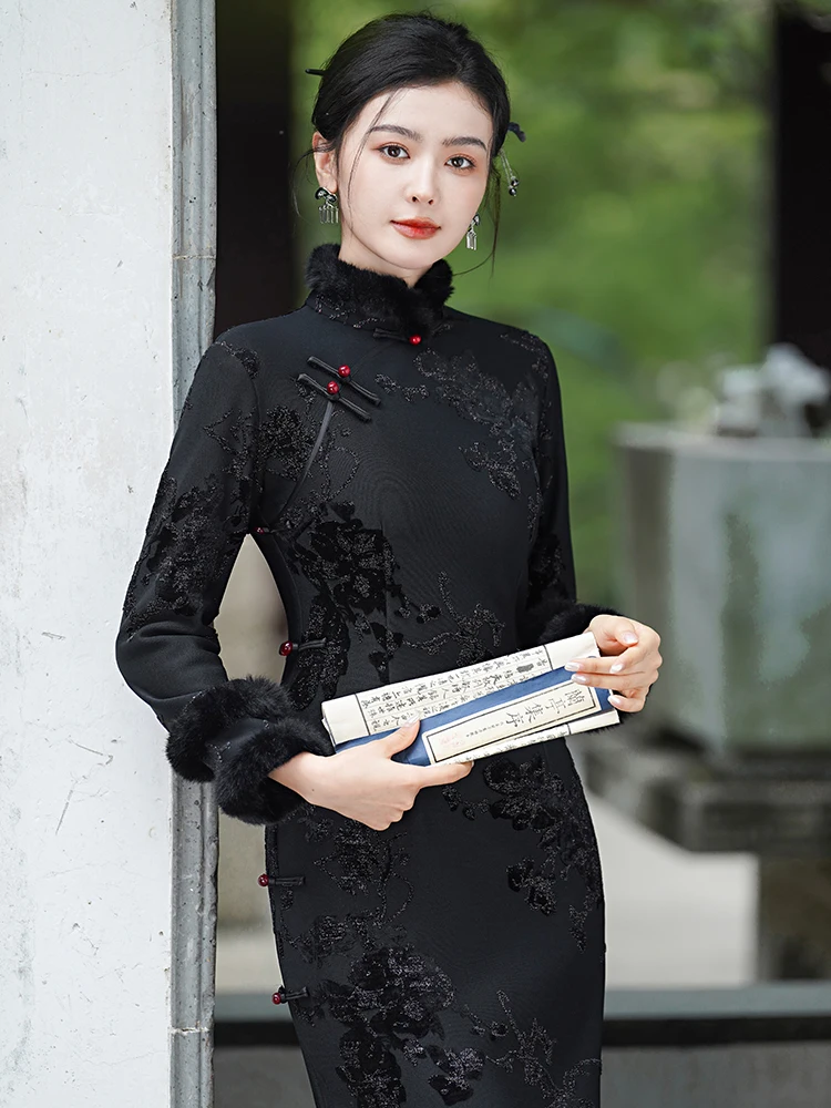 

Элегантное длинное платье-ципао с меховым воротником, зимняя версия 2025 года, новинка, подходит для повседневной носки