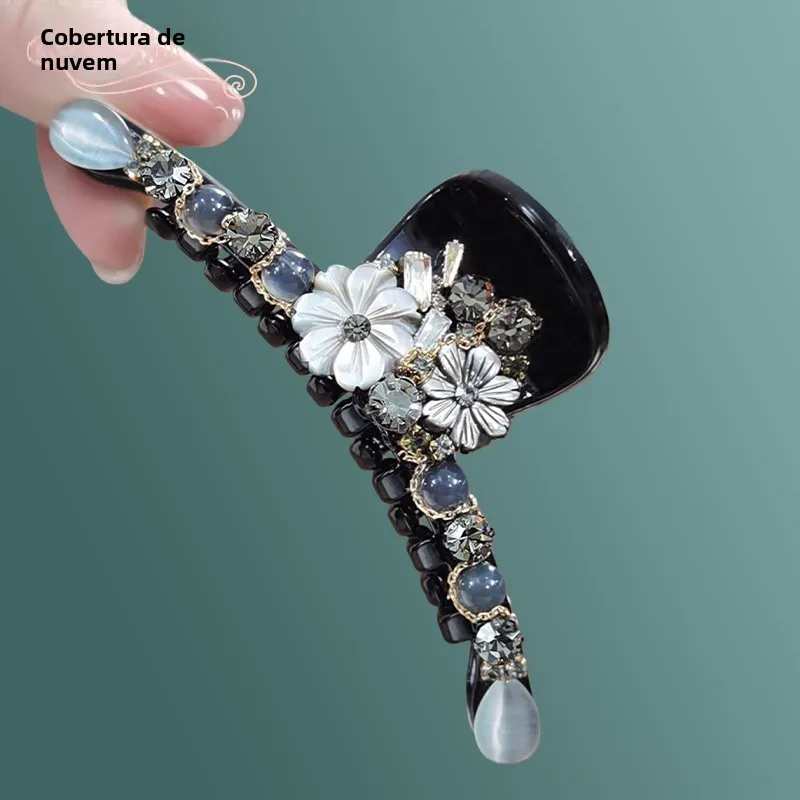 elegante-fermaglio-per-capelli-a-forma-di-squalo-realizzato-con-materiali-naturali-e-semipreziosi-un-accessorio-per-capelli-originale-e-di-tendenza-ideale-per-donne-con-un-design-unico-e-perfetto-per-capelli-folti