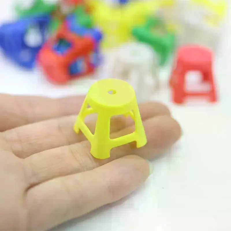Set di 5 Mini Sgabelli in Plastica, Modellini di Sedie in Scala 1/12, Arredamento per Casa delle Bambole, Giocattolo per Bambini