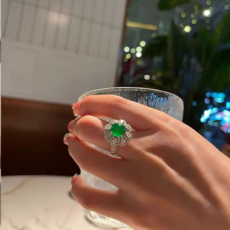 Chalcedony rings are comparable to jadeite necklaces and pendants, set with new Chinese-style green cabochon agate jewelry sets