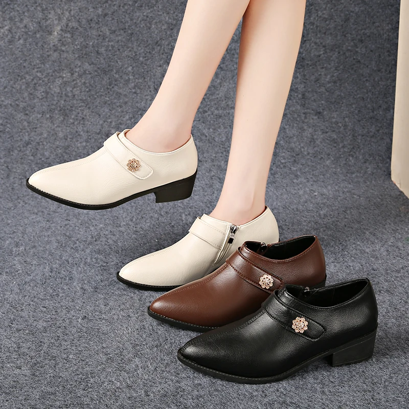 

Женские ботинки на среднем каблуке с заостренным носком, цветочной пряжкой и боковой молнией, элегантная рабочая обувь, удобные ботинки на массивном каблуке.