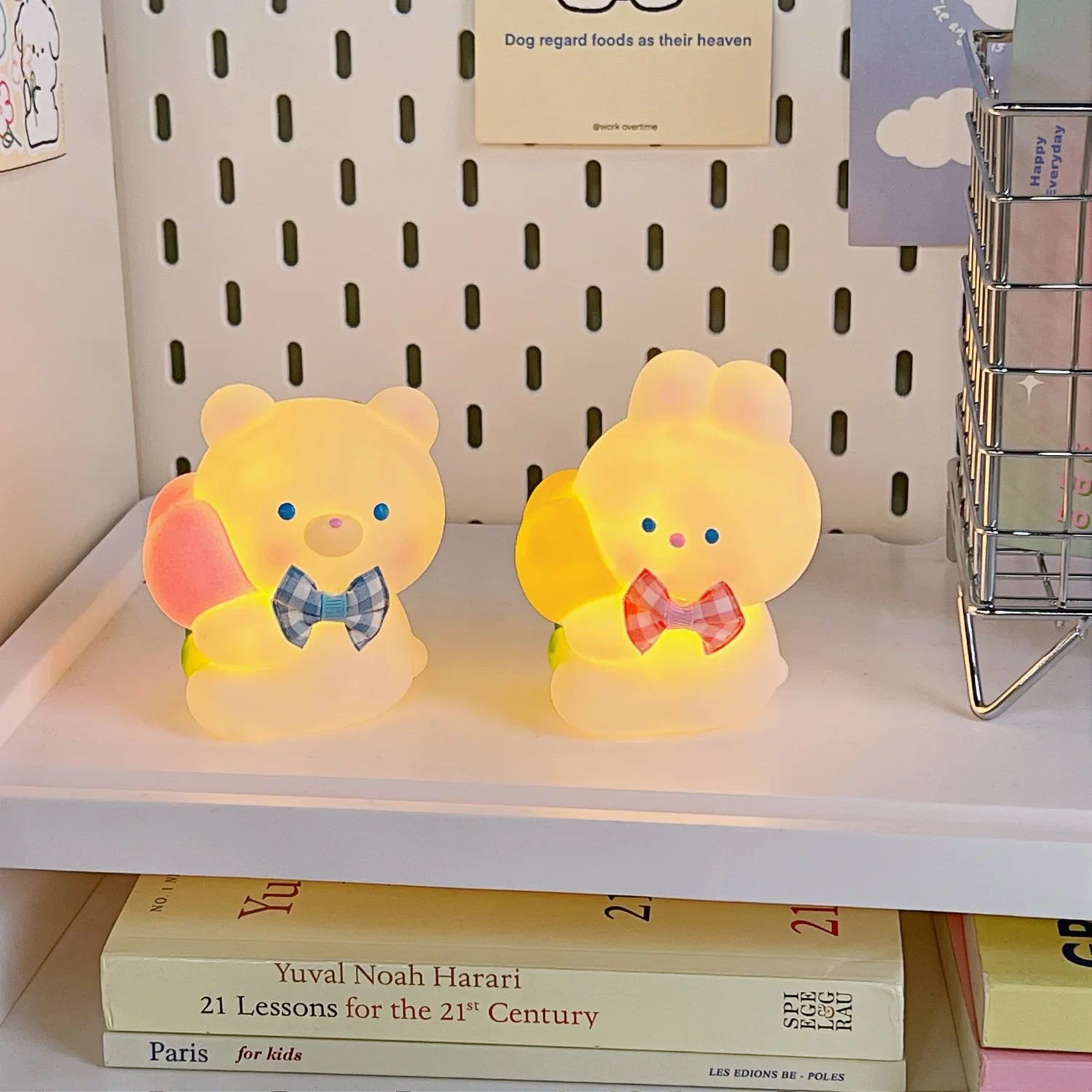 ضوء ليلي بجانب السرير، حلو ولطيف للعناية بالعين، ضوء النوم، غرفة النوم، ضوء النوم، بطارية غبية ولطيفة، مصباح طاولة الدب الخوخي