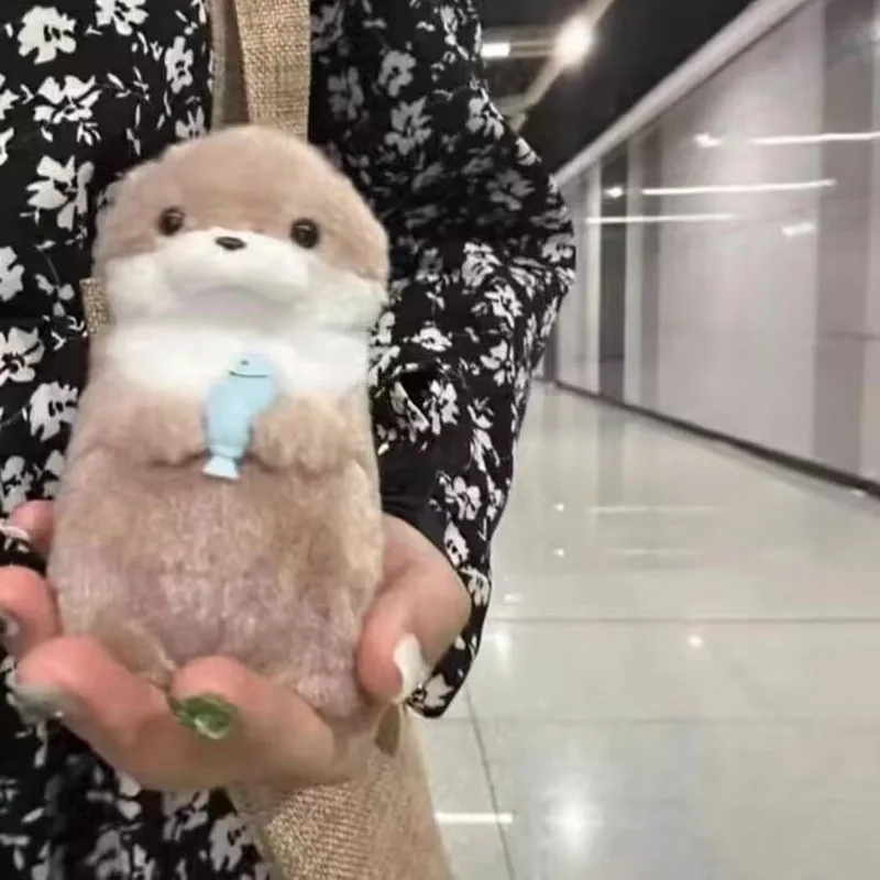 Amuse kawaii pez abrazando muñeca pequeña muñeca colgante niños parejas nutria felpa vacaciones regalos de cumpleaños