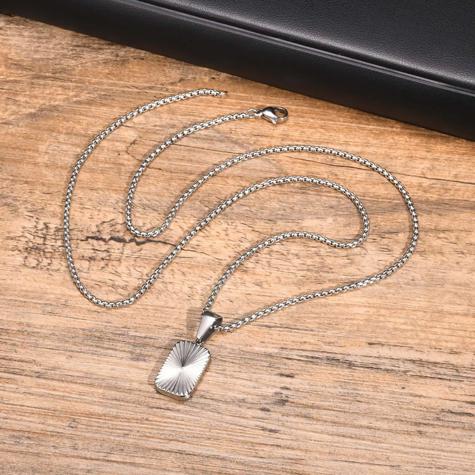 Hip-Hop Goldfarbene Edelstahl-Halskette Retro Herren Strukturierte Kleine Quadratische Platte Anhänger Halskette Mode-Schmuck Casual Accessoire – Detail 3