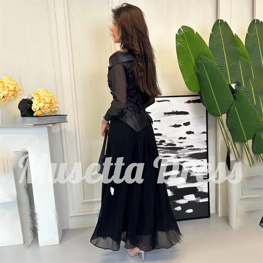 Musetta Schwarzes Abendkleid mit langen Ärmeln und Spitzenapplikationen, A-Linie, V-Ausschnitt, Chiffon, Falten, formelles Abschlussball-Partykleid