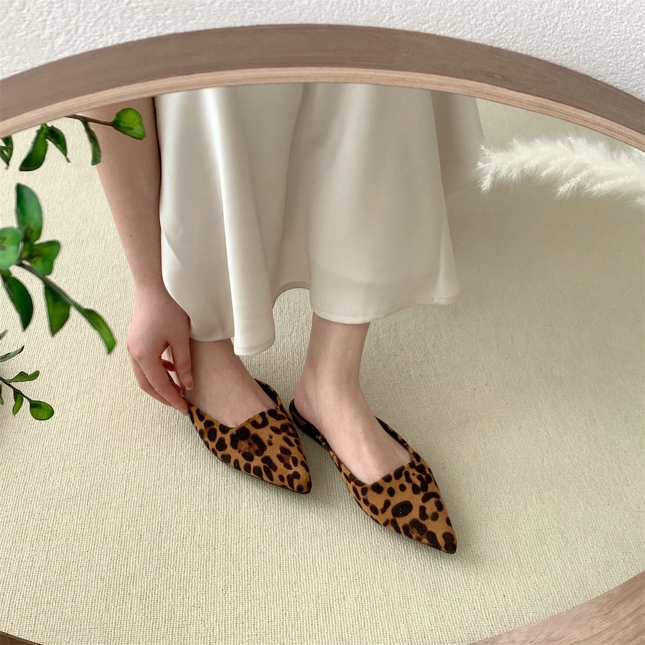 Mulas de dedo apontado para mulheres, design leopardo, chinelos rasos, saltos baixos finos, design de rebanho preto, mocassins casuais, ao ar livre