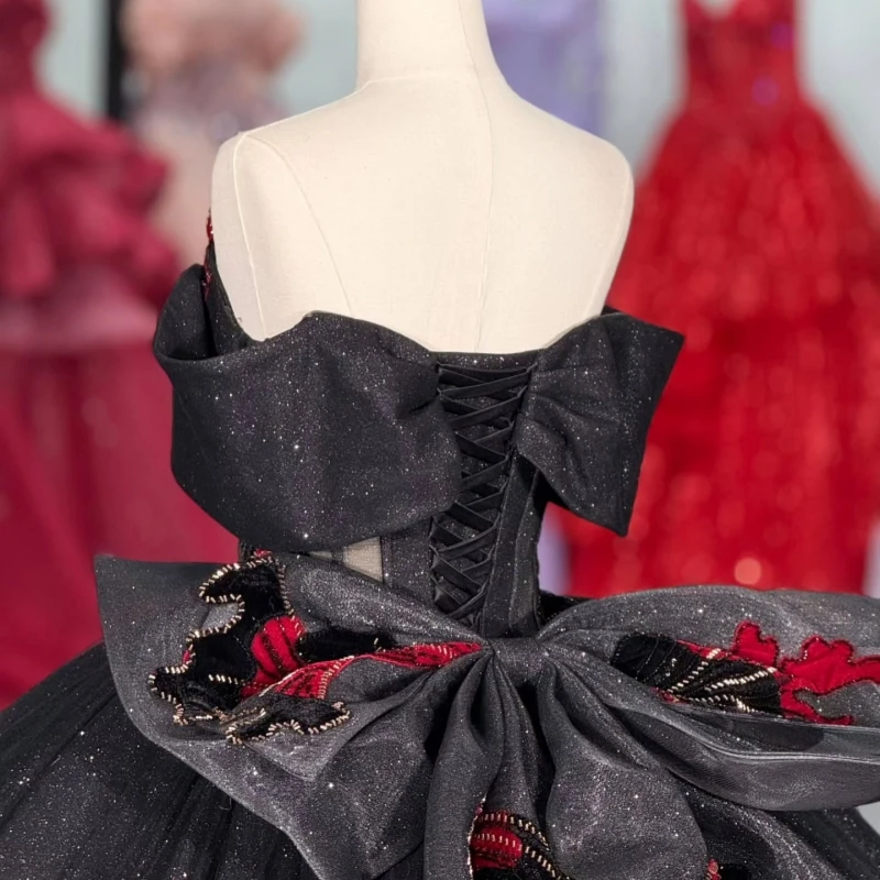 Abiti Quinceanera neri lucidi con spalle scoperte Applique con paillettes Perline in pizzo Fiocco di cristallo Tull a strati Festa di compleanno Dolce 16