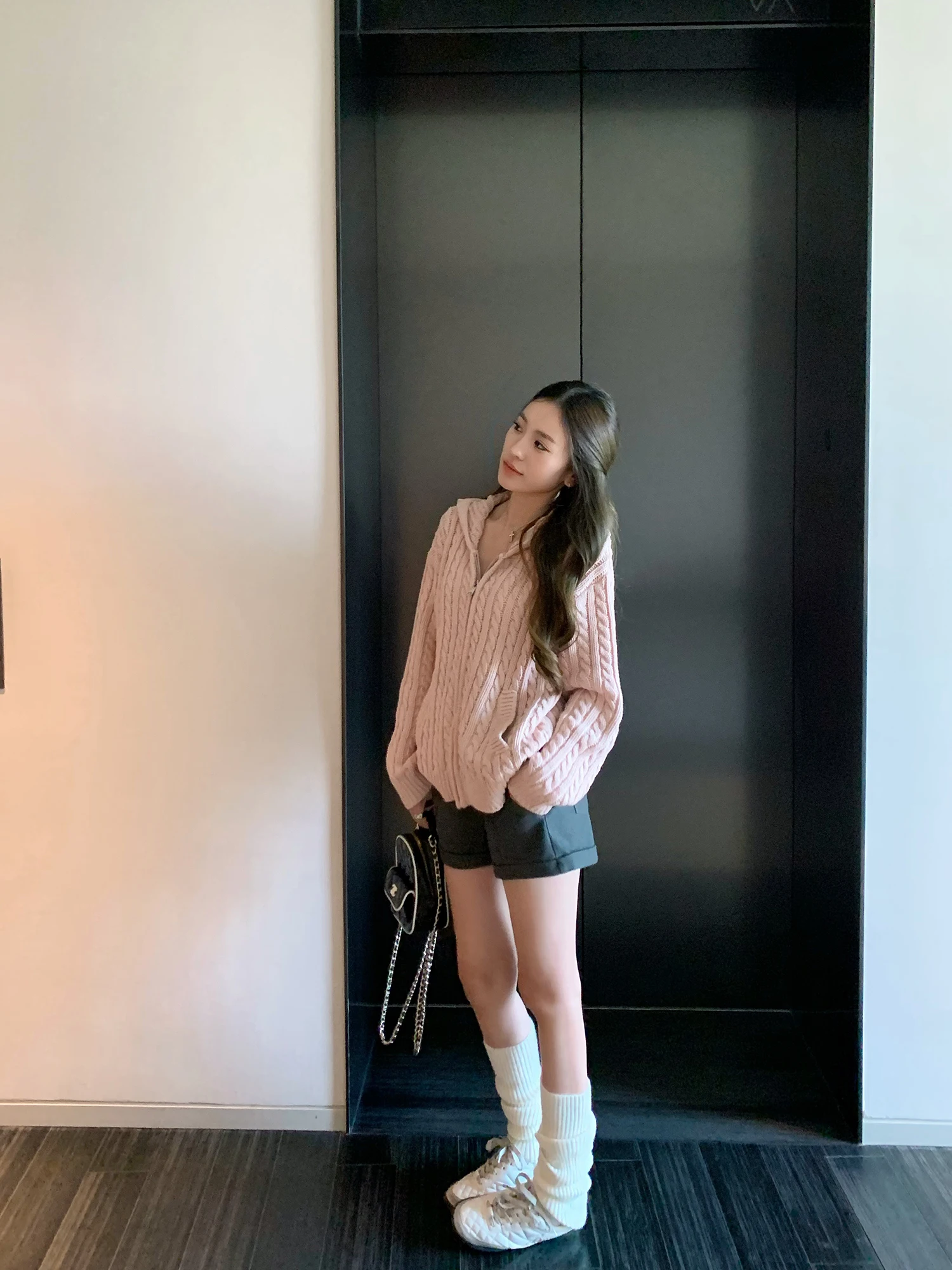 بنطلون نسائي واسع الساق بتصميم أنيق وقصة عالية الخصر، مناسب للخريف، يمنح مظهراً نحيفاً ومتعدد الاستخدامات