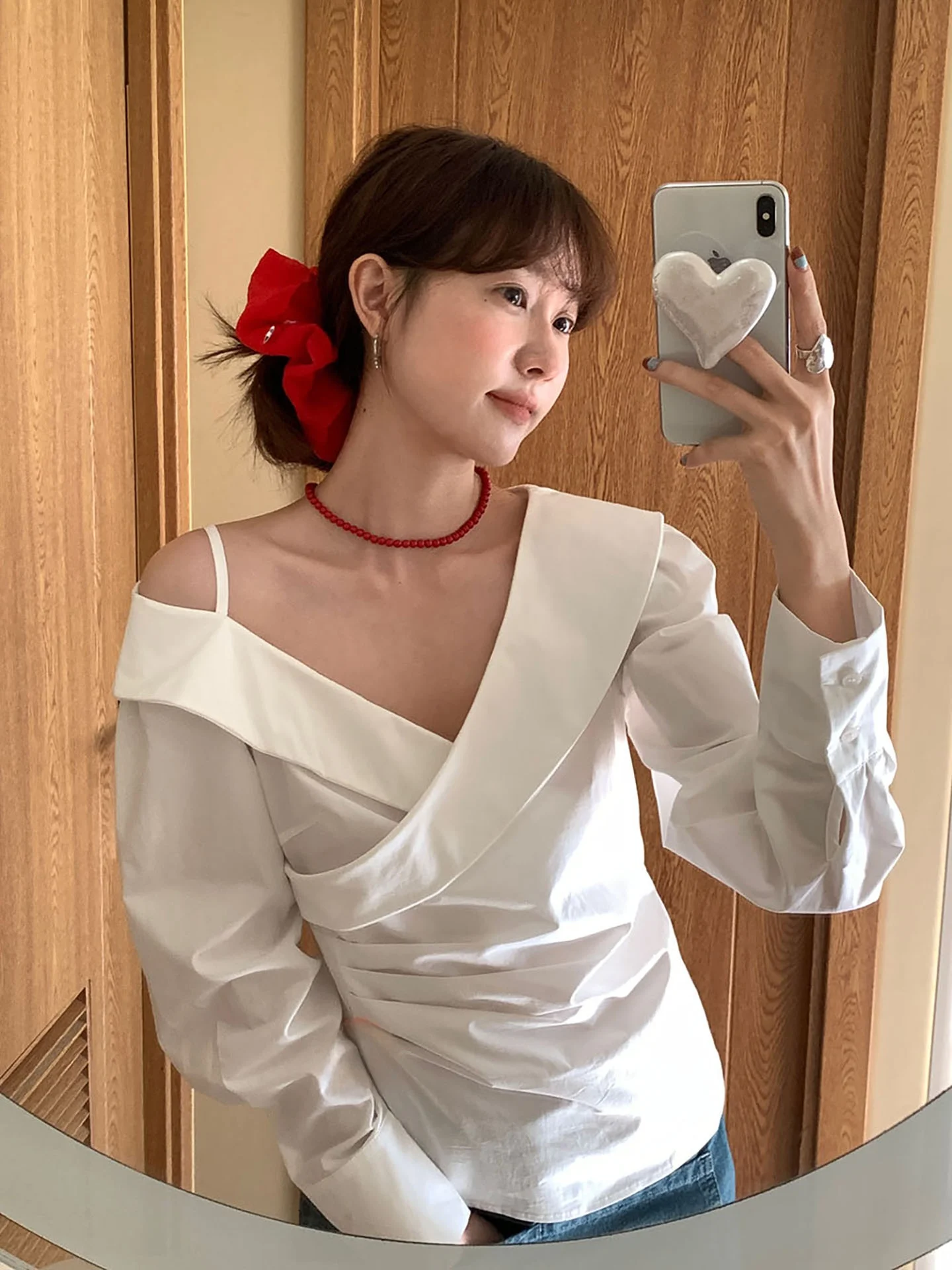 เสื้อผู้หญิงดีไซน์โรแมนติก แขนยาว คอวี โชว์ไหล่ ทรงเอ  ดีไซน์เอวเข้ารูป ทรงไม่สมมาตร ผ้าฝ้าย 100%