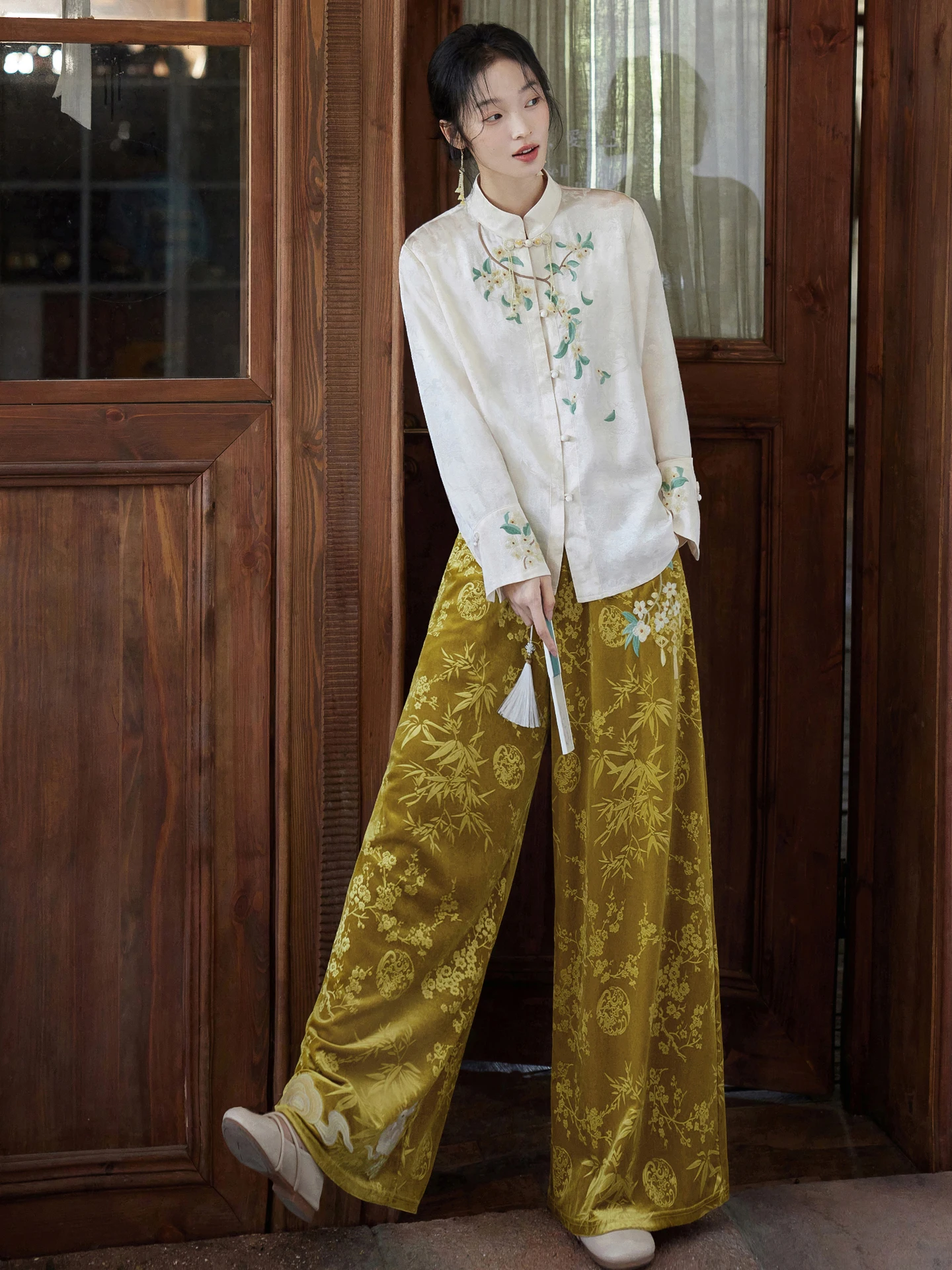 

New Chinese Sle Embroidered Velvet Wide Leg Pants Women's Floral Series Casual Straight Tube Pants No Stretch Polyester