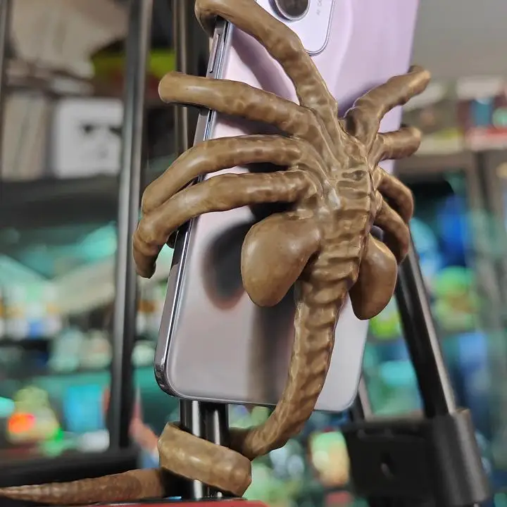 New Hot In Stock Alien:Romulus Facehugger Phone Holder Anime Figure Xenomorph Facehugger Pendant Figure Toys Kids Halloween Gift