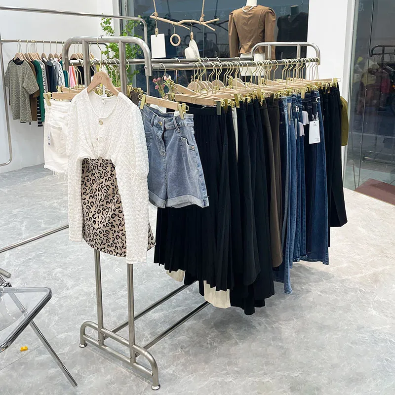 High-end stainless steel clothing store display rack display rack wrought iron floor-to-ceiling women's clothing store hanger