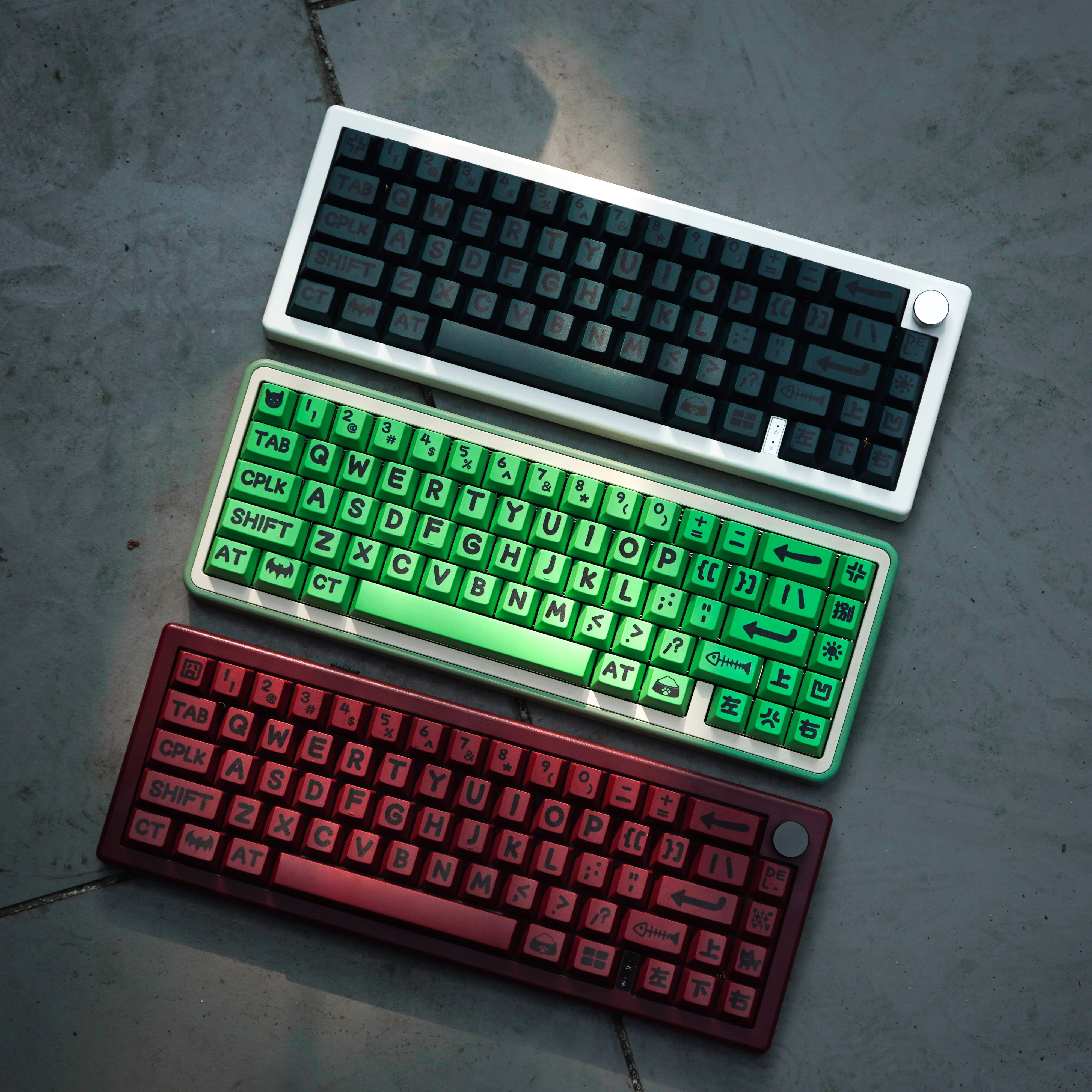 

Large Character Mechanical Keyboard Keycaps Cherry Original Height Animal Party In Bright Green And Red Pbt Heat Sublimation