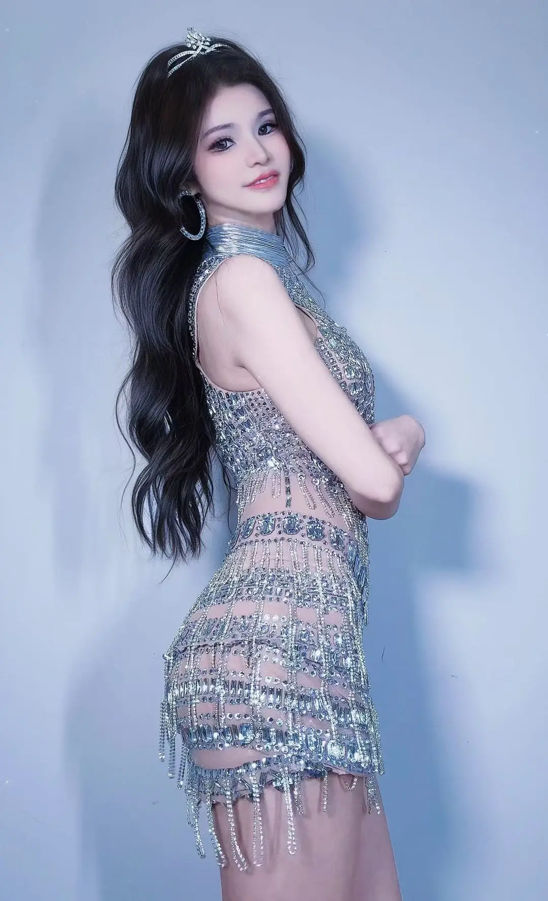 Minivestido Sexy de malla desnuda para mujer, vestido de cóctel de corte bajo con diamantes de imitación, cristales plateados brillantes, traje picante para chica Bingbing