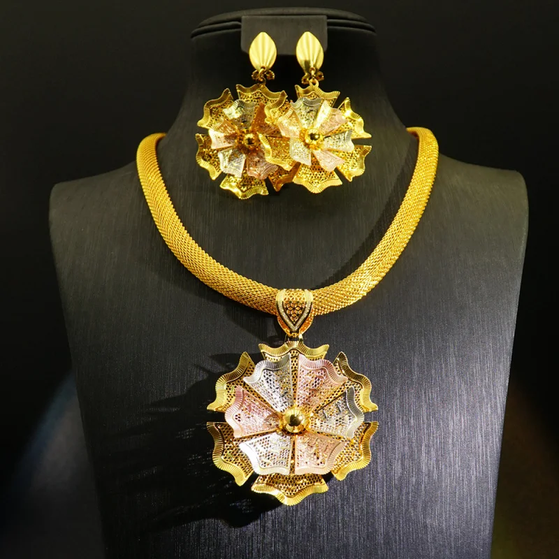 

Dubai Gold-Plated Hollow Flower Necklace Earrings Jewelry Suit Women Wedding Fashion Jewelry Decorative Flowers Elements