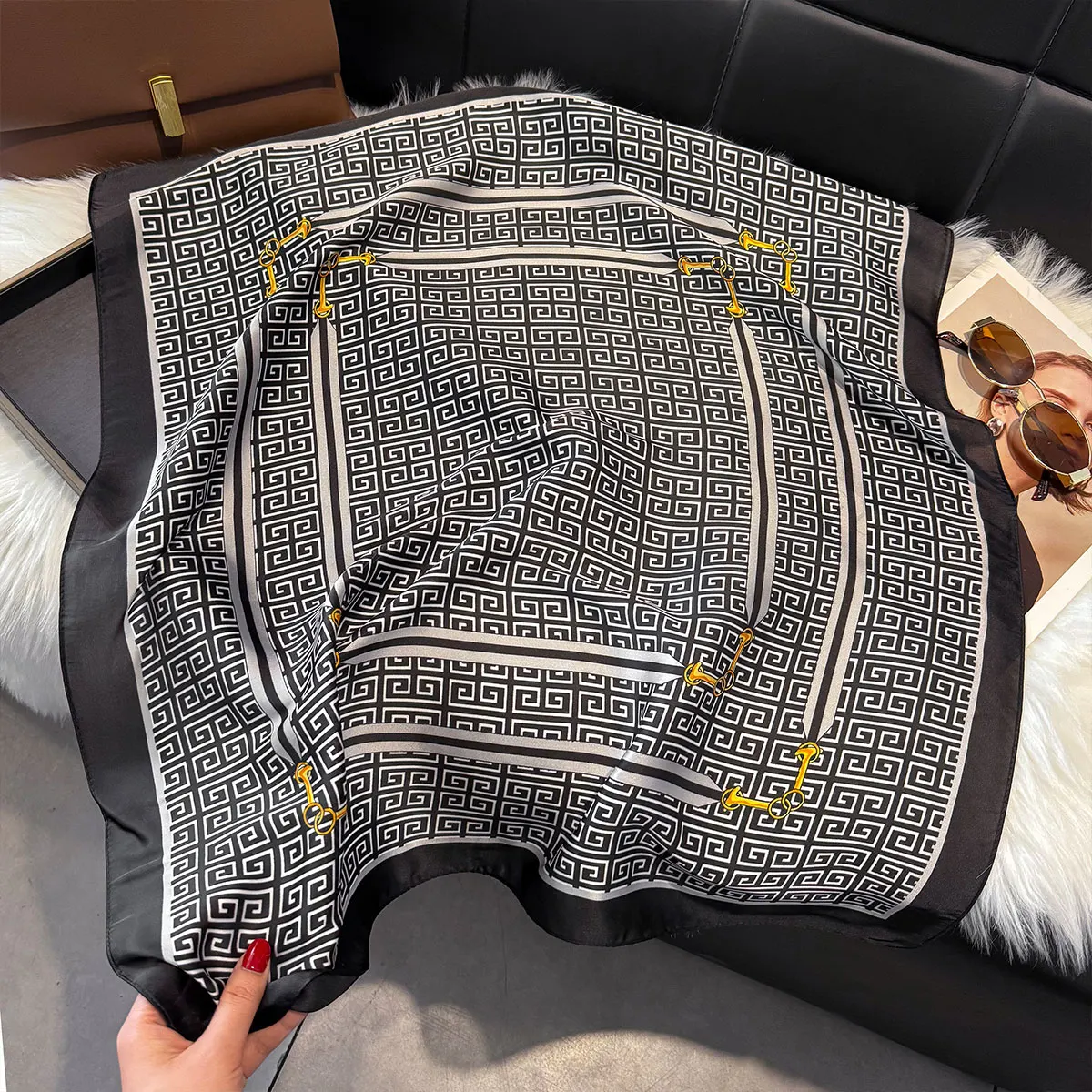 2025 70 * 70 cm Kopftuch Beliebter Druck Kopftuch Luxus Design Seidenschals Mode Sonnenschutz Schalldämpfer Quadratischer Schal Halstuch Foulard