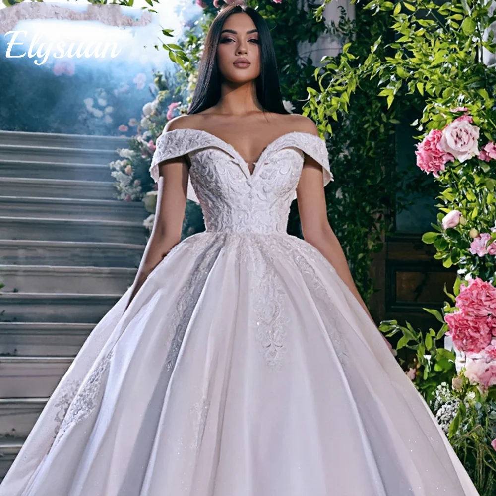 Maßgeschneiderte Brautkleider aus glitzerndem Tüll mit U-Boot-Ausschnitt, perlenbesetzte Spitzenapplikationen, Brautkleider mit Kapellenschleppe