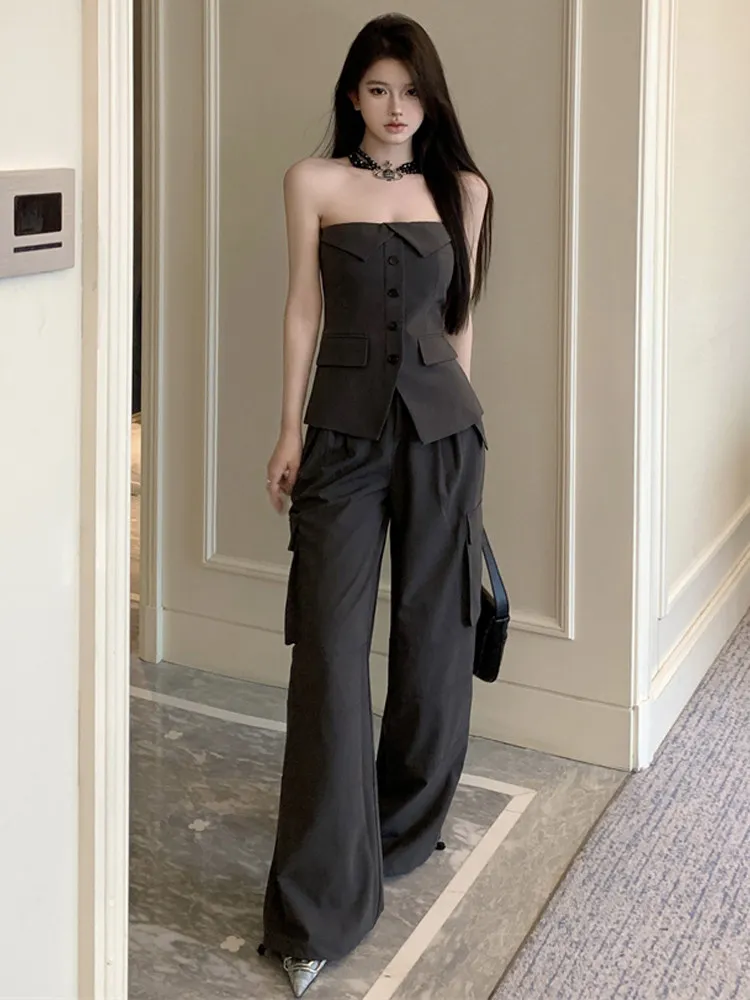 

Стильный женский комплект из двух предметов: топ без бретелек с асимметричным дизайном и зауженной талией, а также прямые брюки в стиле casual.