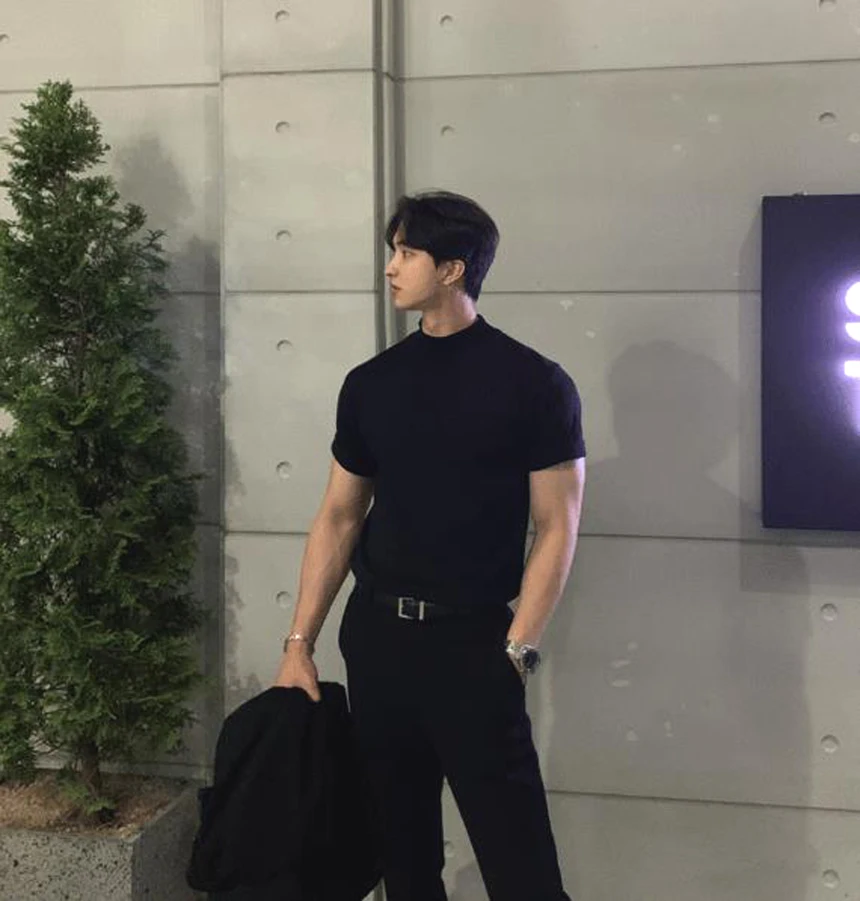 

Мужская приталенная футболка из модала с высоким воротником, трикотажная, с коротким рукавом, для повседневной носки, летняя, базовая, молодежная, модная.