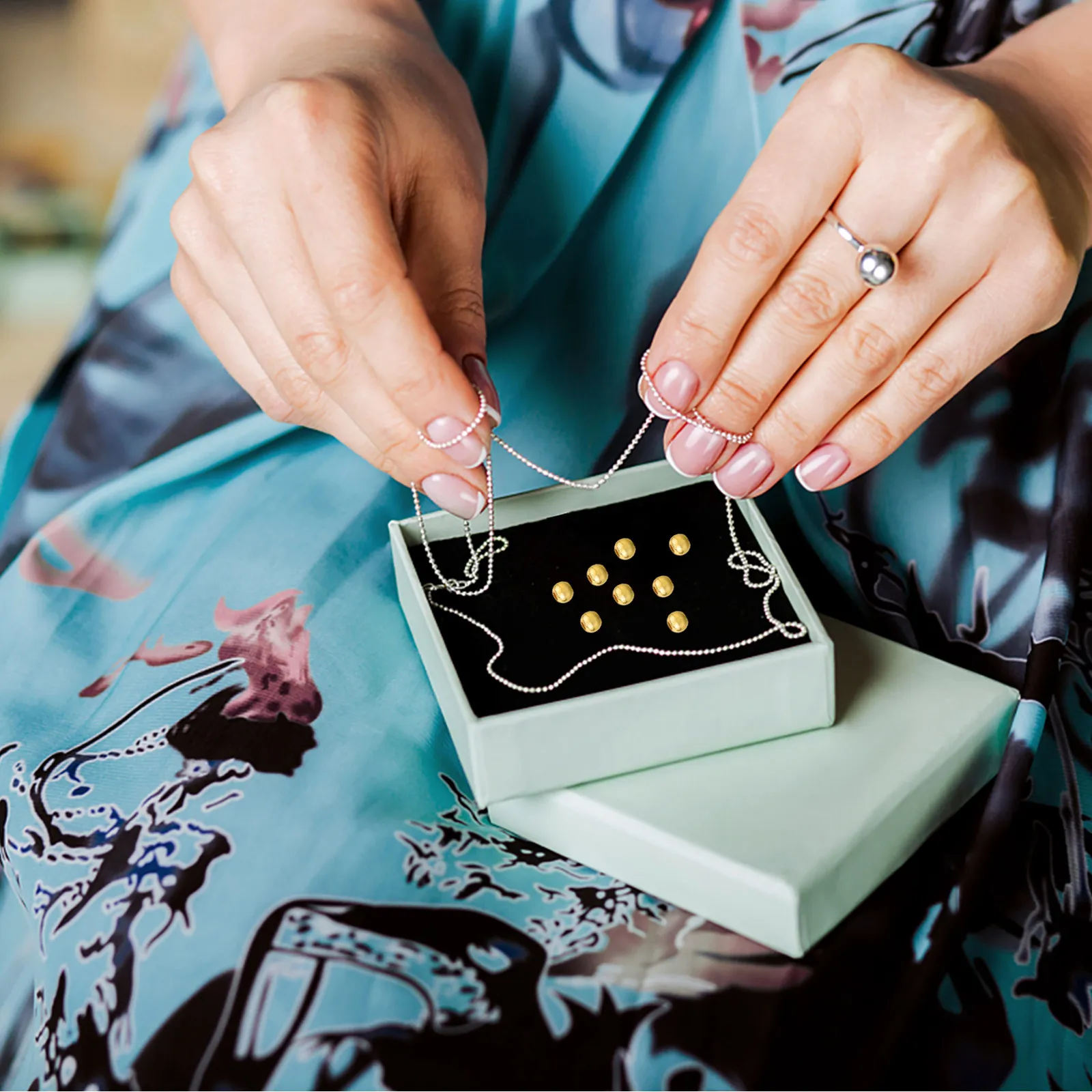 

200Pcs Golden Round Metal Spacer Beads 4Mm Smooth Polished DIY Jewelry Making Beads for Bracelets Necklaces Crafting Projects