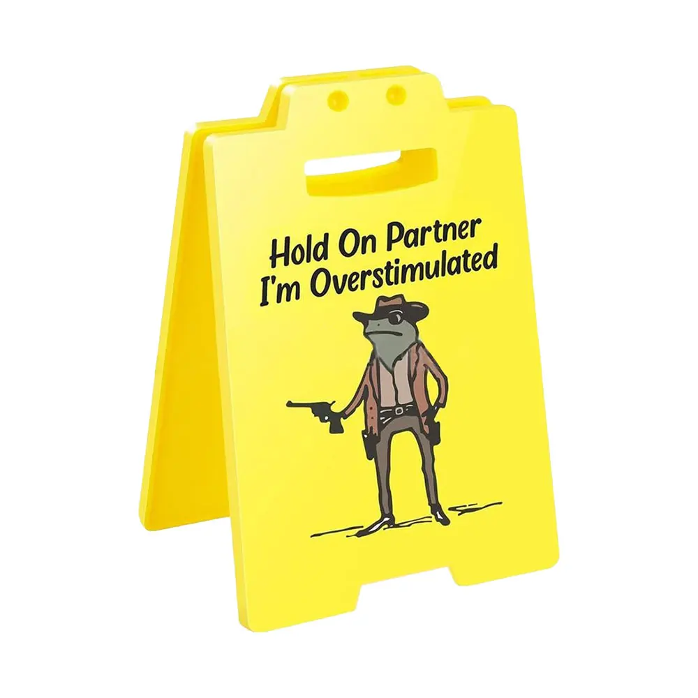 "Hold On Partner I'm Overstimulated" Señal de escritorio humorística Adorno para aliviar el estrés