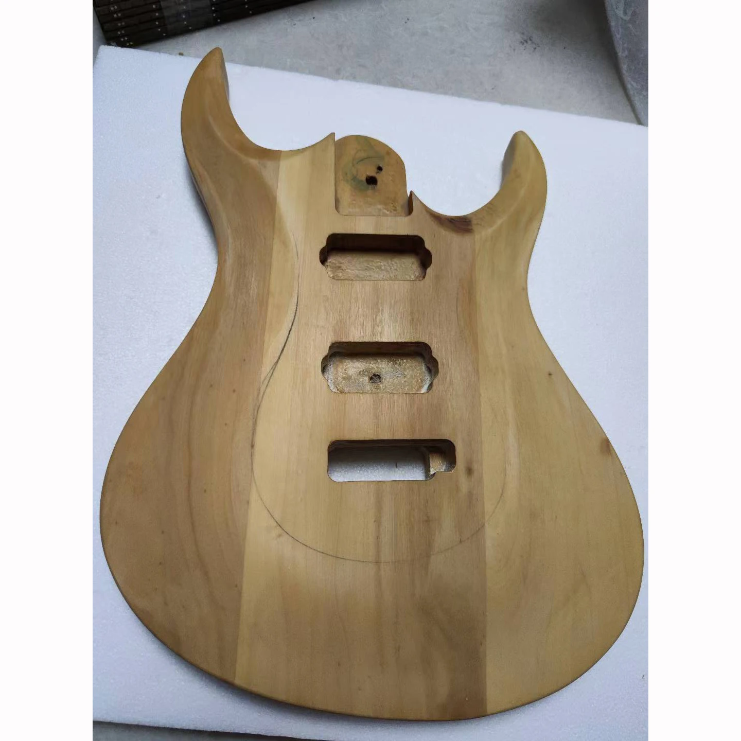 

Высококачественный корпус электрогитары, необработанная липа, индивидуальный корпус HH, стандартный размер, бесплатный DIY, реальные фотографии