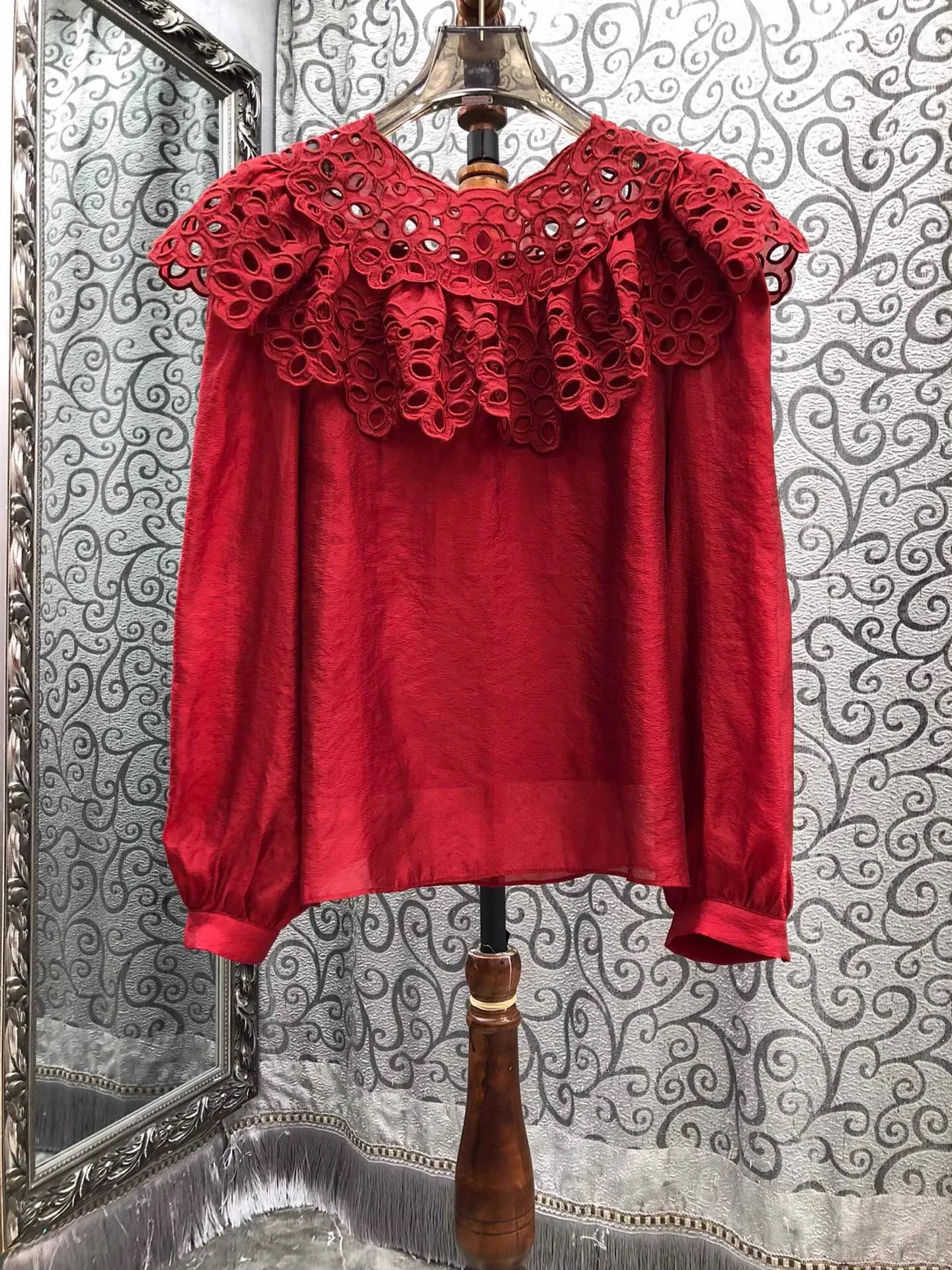 بلايز موضة جديدة بلوزة مصممة قمصان 2026 ربيع المرأة الجوف خارج التطريز كم طويل المشمش البني الأحمر بلايز Blusas الإناث