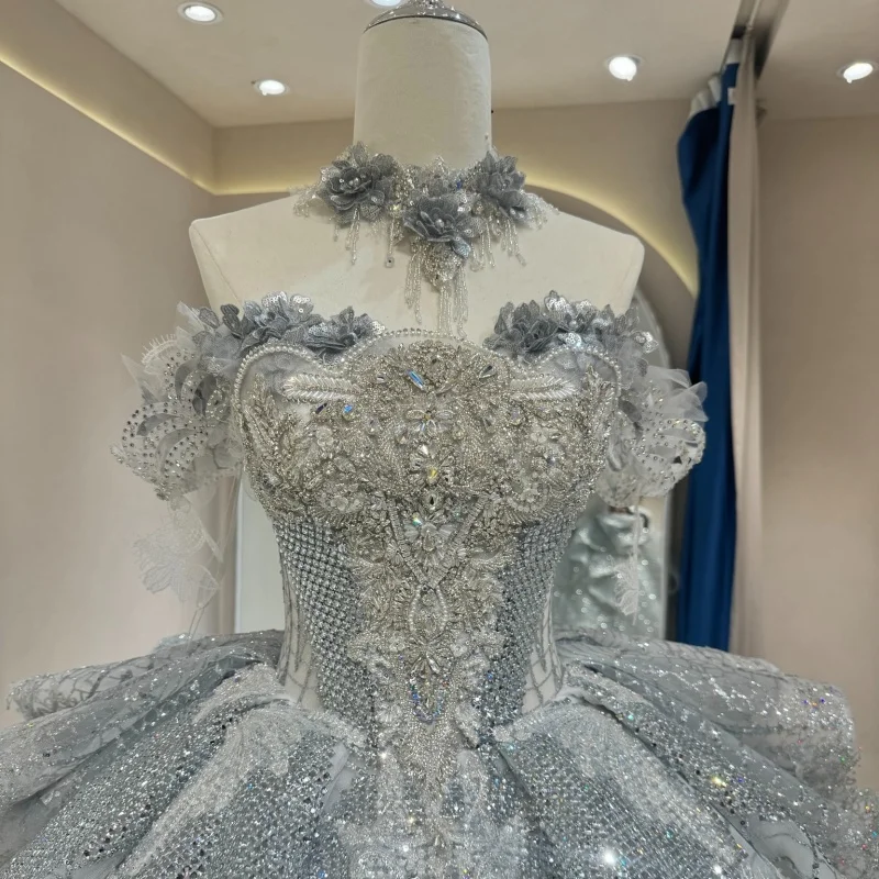 

Блестящие серебристые платья Quinceanera по индивидуальному заказу с открытыми плечами и аппликацией из блесток, многослойные кристаллы, длинный хвост, Vestido 15, Quinceanera
