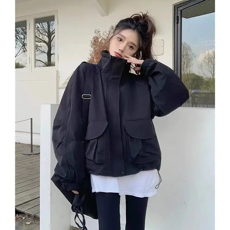 

Женские зимние куртки 2025 красителей в китайском стиле, повседневные поездки с бантом, молодежные состаренные многокарманные многослойные лацканы с надписью Wine Modern