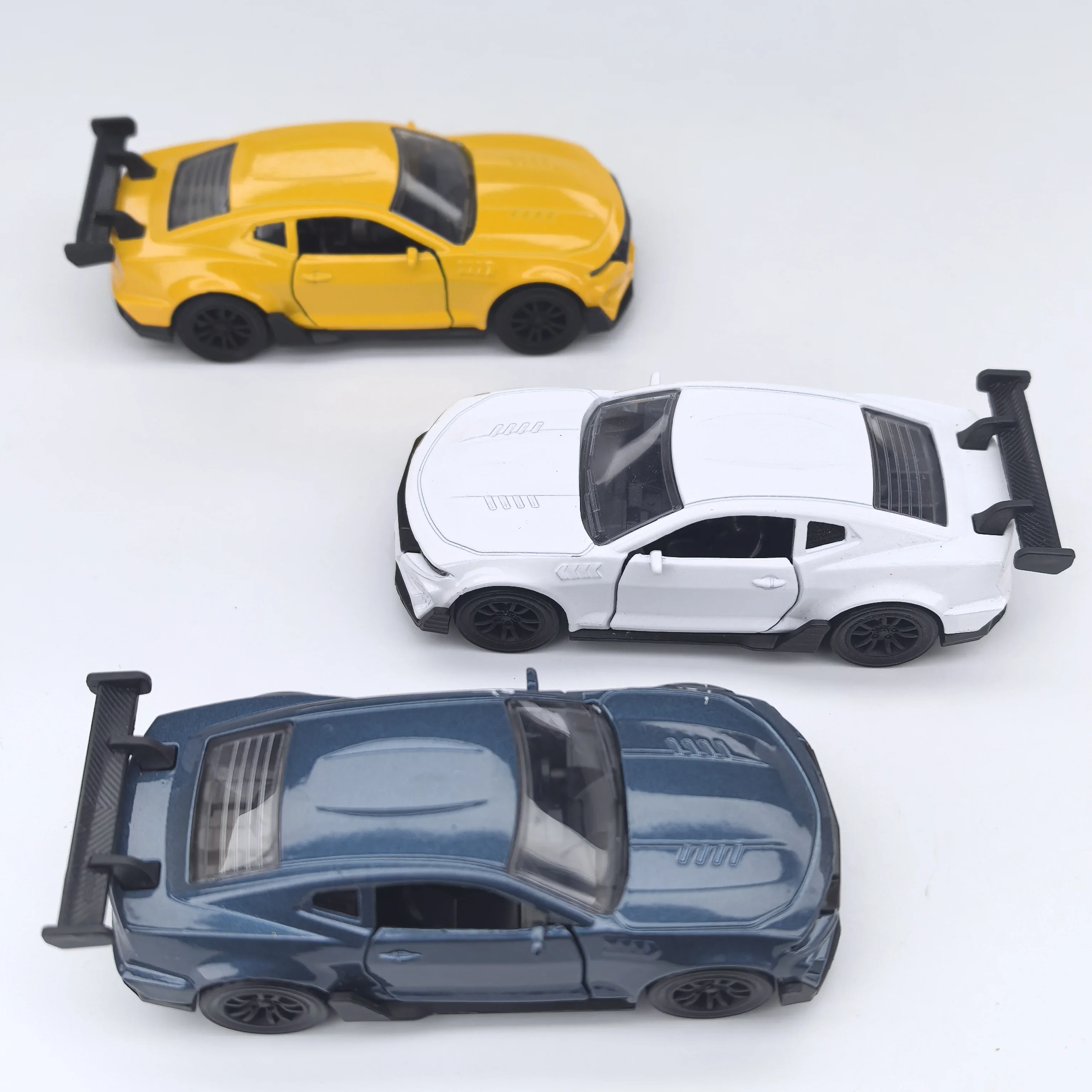 Carro de brinquedo de liga para meninos com portas abertas, modelo de simulação de carro de corrida infantil, brinquedo para crianças