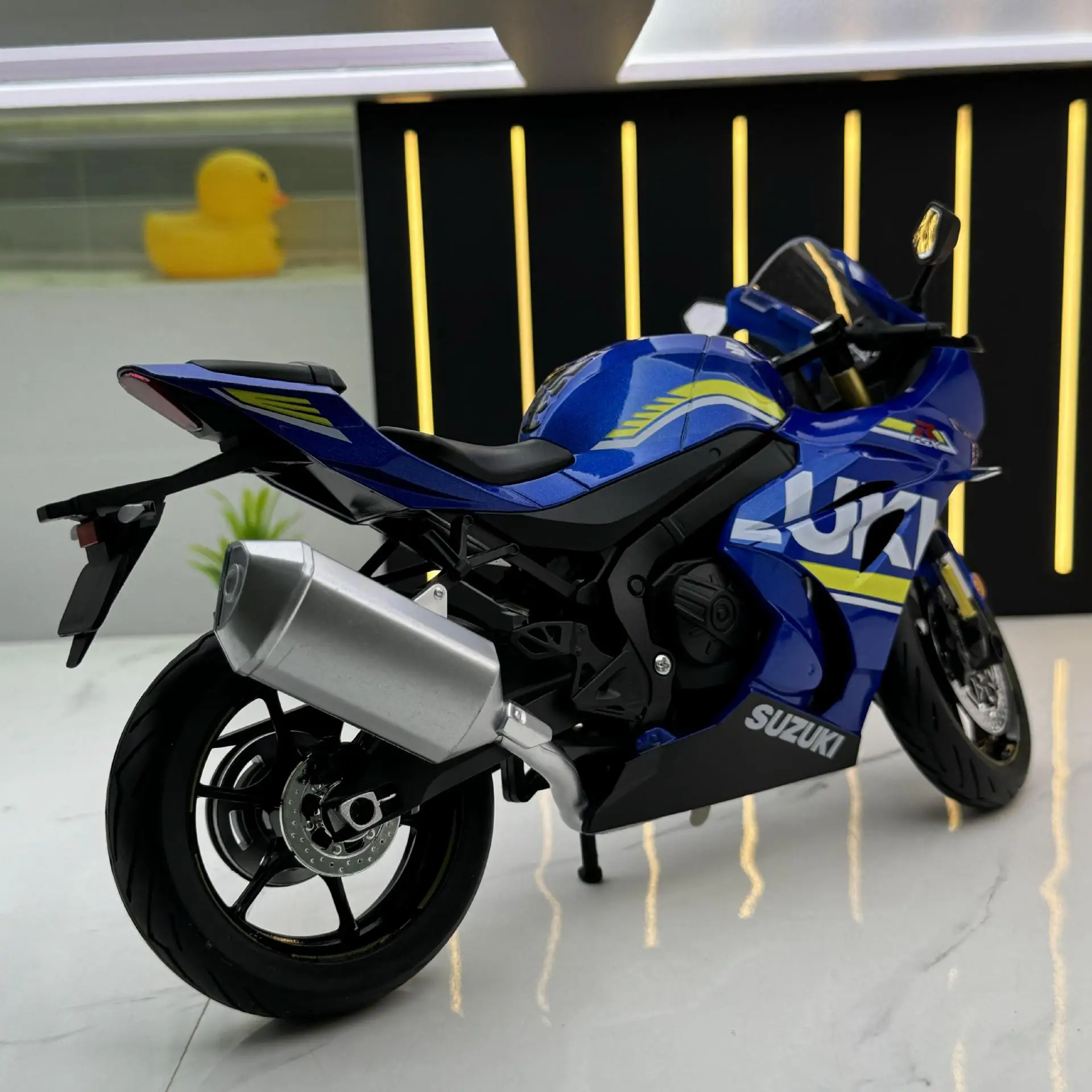 Modello di auto in lega 1:9 Suzuki GSX-1000R Moto giocattolo scorrevole Modello di luce Ornamento Prodotti di benvenuto per feste