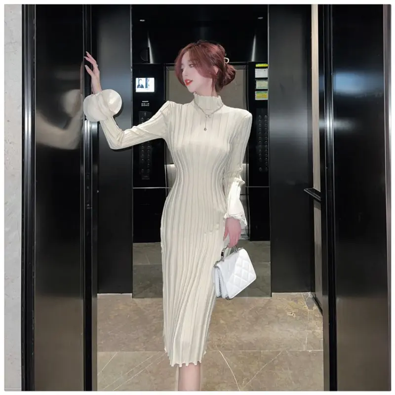 شتاء 2025 فستان بأكمام طويلة بلون وهمية الياقة المدورة البتلة كم التخسيس الخصر مزاجه بسيط نمط جديد وصول