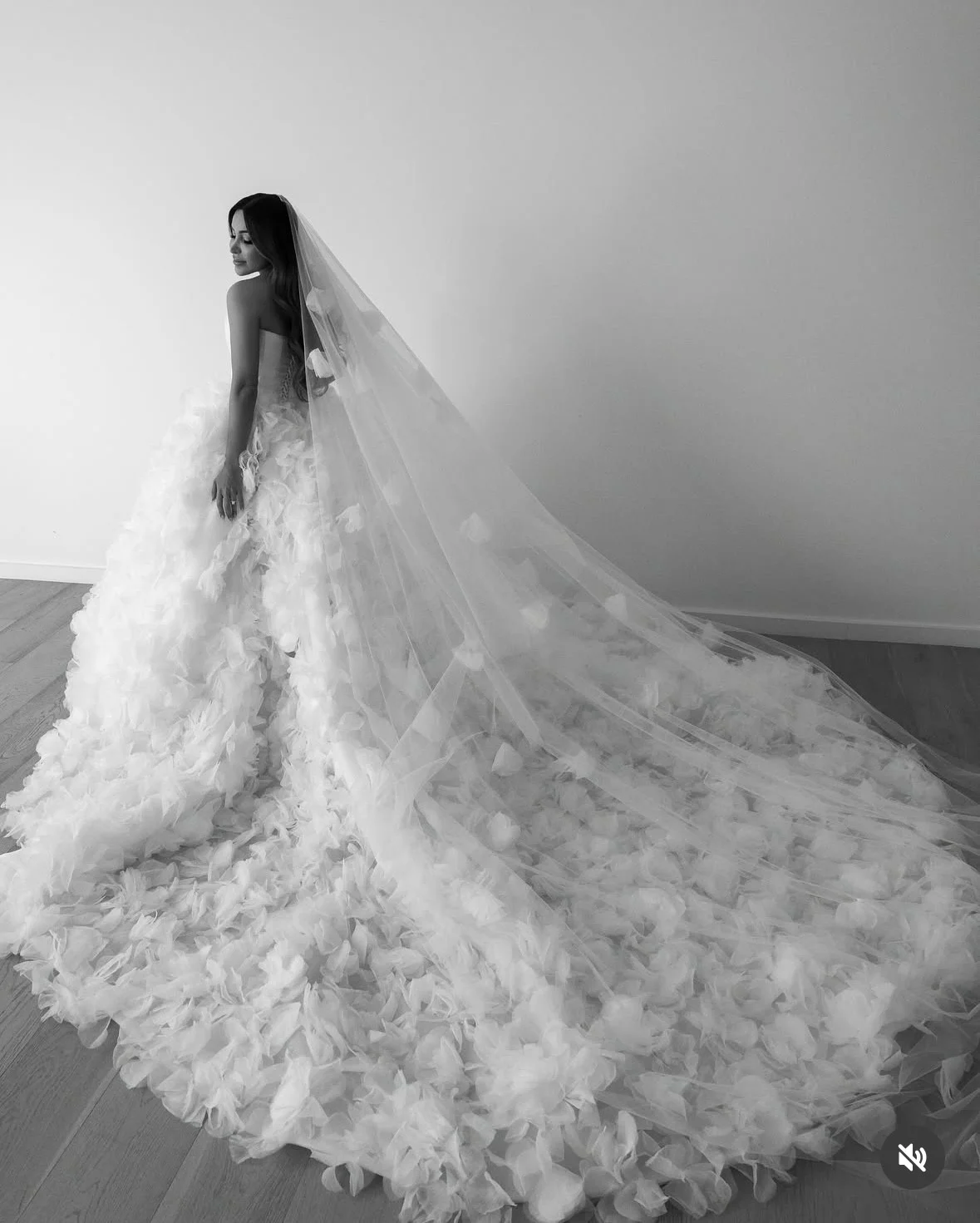 Luxurious White A-Line 3D Floral Women's Wedding Dress With Sexy Exposed Straps Train Bride Dress Vestido De Noiva Customized view 4