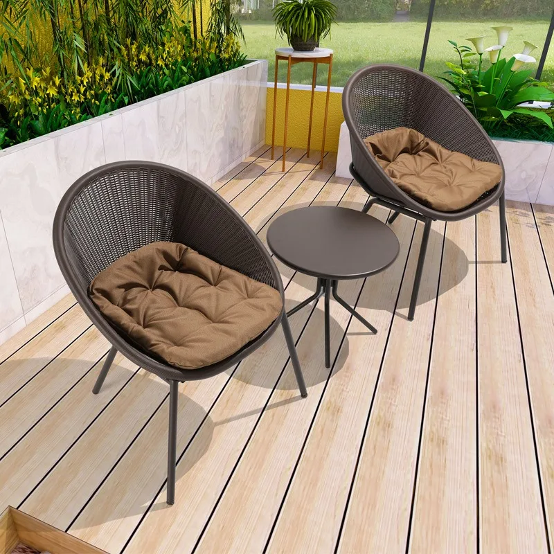 

Комплект садовой мебели из ротанга: кресло-качалка и стол