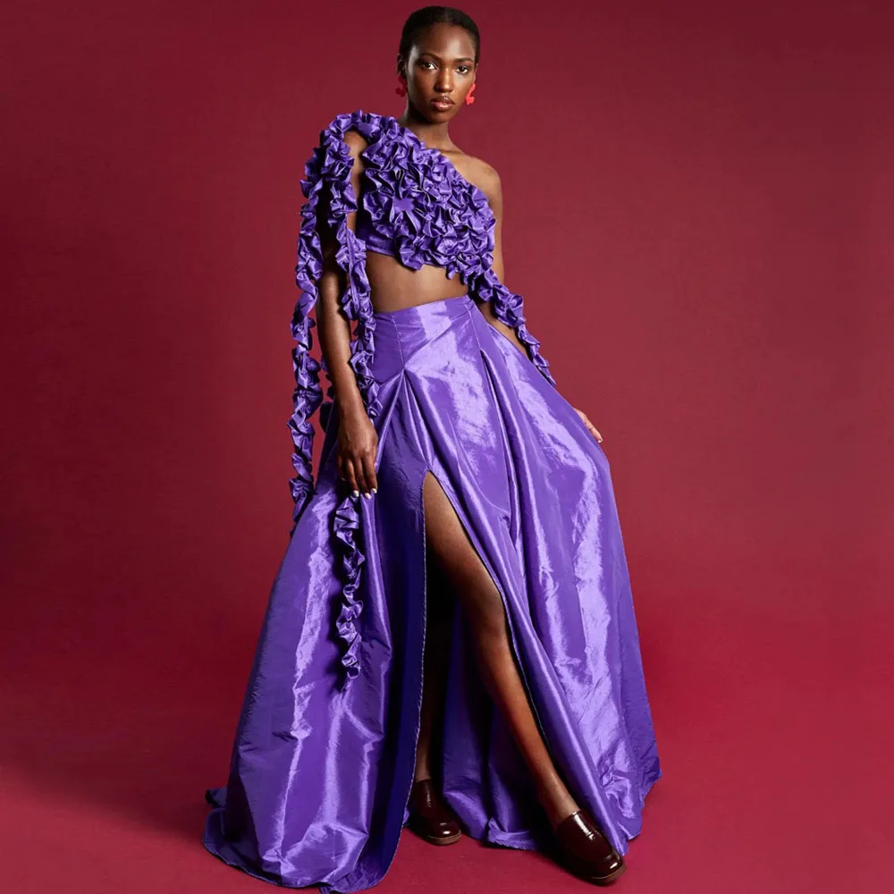 

Фиолетовая юбка с высоким разрезом и рюшами из блестящего материала с одной стороны дополняет элегантность для дизайна, идеально подходит для официальных мероприятий A