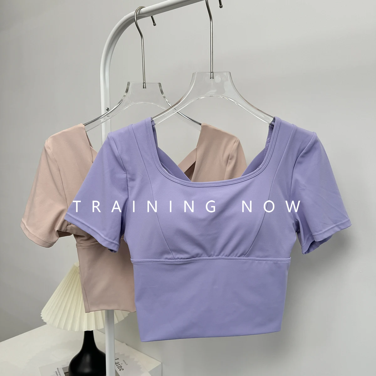 

Костюмы для йоги женские спортивные топы для высококачественных коротких рукавов с нагрудными подушечками для прыжков в пилатесе Футболки для похудения и