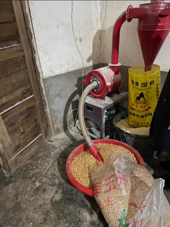 Portable Self-Suction Feed Mill Machine 220V-380v Flour Mill Crushing Machine Pulverizer for Corn Maize Wheat Soybea