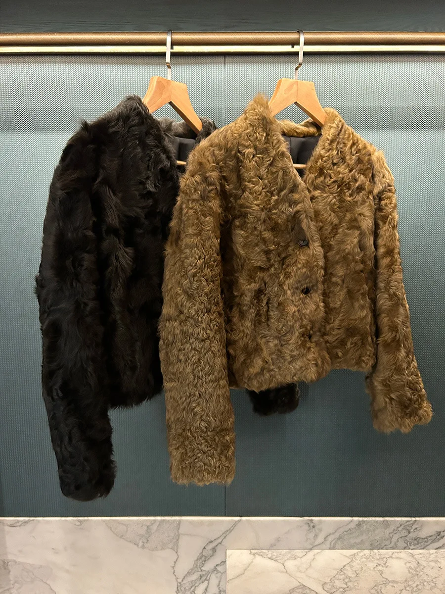 Cappotto da donna in pelle di pecora ondulata foderata in shearling, stile invernale corto