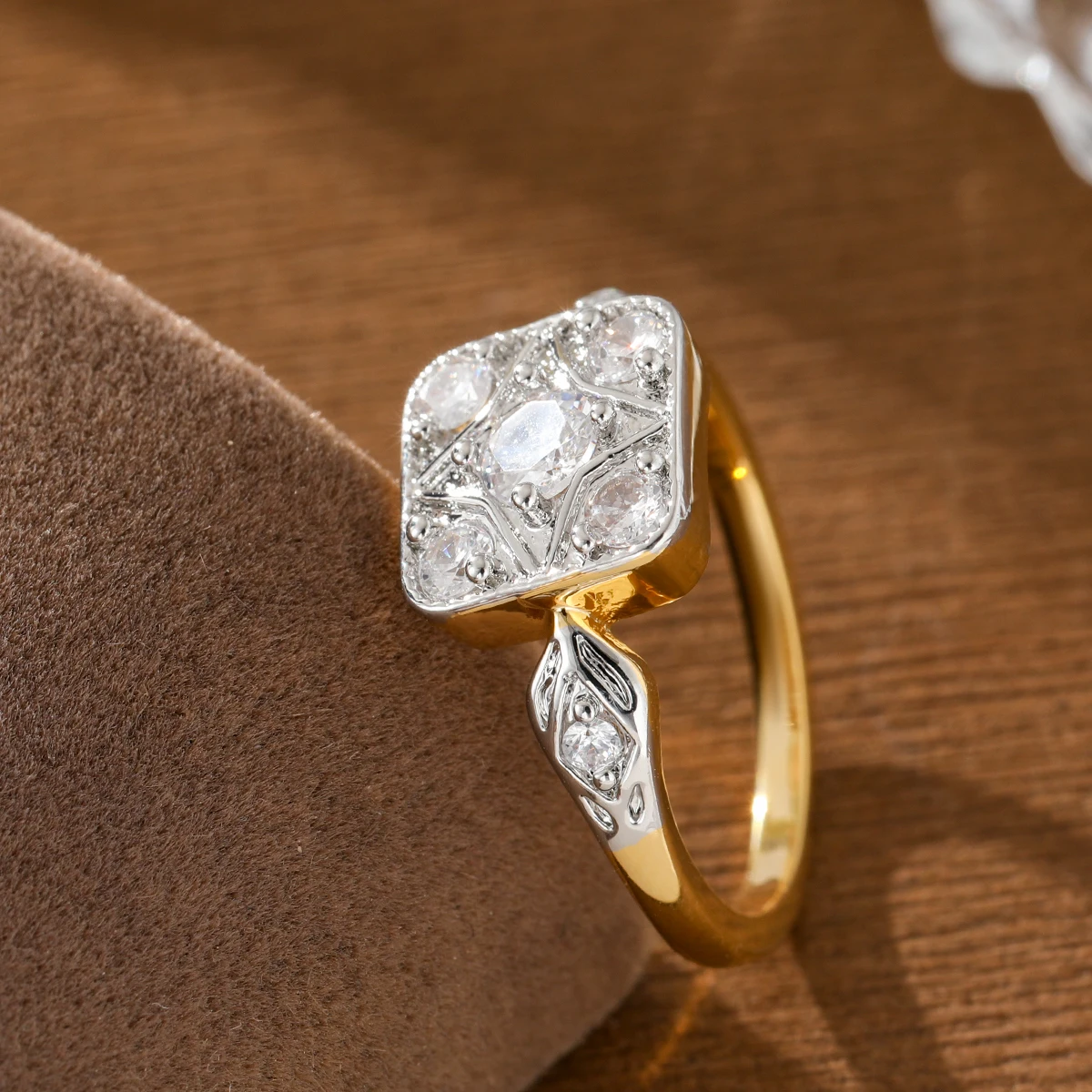 Luxuriöser, eleganter zweifarbiger quadratischer Ring mit mehreren Edelsteinen aus Kupfer für Damen, geeignet für formelle Anlässe. – Detail 1